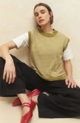 Chaleco tejido a rayas horizontales color verde oliva y beige, sin mangas y con cuello redondo.