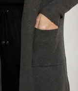 Cárdigan largo de punto color rojo con bolsillos delanteros.