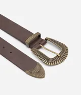 Cinturón de mujer color marrón, de ancho medio, con hebilla grande de metal trabajado y detalles metálicos a juego en la puntera y trabillas.