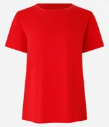 Remera básica de cuello redondo y manga corta, confeccionada en algodón peruano de alta calidad. Presenta un diseño liso y versátil, ideal para uso diario.