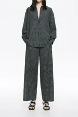 Pantalón largo de corte recto y tiro bajo, confeccionado en algodón con diseño de cuadrícula. Presenta bolsillos laterales en costura, bolsillos de parche en la parte trasera y cinturilla elástica posterior para un mejor ajuste.