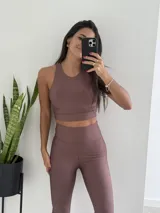 Top deportivo color marrón, confeccionado en lycra acanalada con diseño de cuello redondo y espalda estilo natatorio.