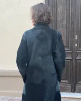 Tapado de lana merino afieltrada color gris con diseño desestructurado, bolsillos laterales y teñido con efecto ventana.