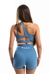 Conjunto deportivo azul compuesto por un top asimétrico con un solo tirante y un short de tiro alto.