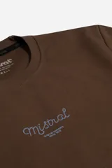 Remera de manga larga marca Mistral, color marrón con textura acanalada. Presenta cuello redondo y un pequeño logo bordado en el centro del pecho.