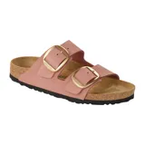 Sandalias Birkenstock Arizona con hebilla grande, color rosa viejo.