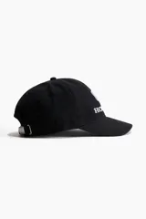 Gorra negra de sarga de algodón con diseño bordado de Honda y ojales bordados, con trabilla ajustable y cierre de metal en la parte trasera.