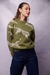 Sweater verde con estampado de leopardos blancos.