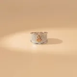 Anillo de banda ancha fabricado en plata 925 con textura granulada y detalle central de una abeja en oro 9k.