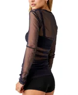 Remera traslúcida de manga larga color blanco con costuras blancas y orificios para los pulgares.