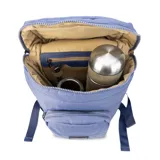 Mochila matera de diseño vertical, color gris azulado, con acabado acolchado y cierres frontales. Cuenta con un compartimento principal espacioso, un bolsillo frontal externo y un asa superior para transporte manual.
