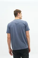 Remera azul con estampa de un dibujo arquitectónico de la ciudad de Budapest y la marca Brookshield.