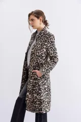Abrigo tipo trench largo con estampado de leopardo, solapas y lazo de ajuste en la cintura.