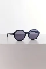 Lentes de sol negros con forma geométrica, con protección UV400 y polarizado.