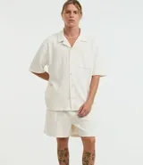 Bermuda masculina color crudo confeccionada en jacquard texturizado. Posee cintura elástica con cordón ajustable y bolsillos laterales.
