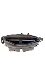 Morral de tela canvas color gris con detalles en cuero marrón, con tapa y doble bolsillo frontal, trasero y laterales. Interior espacioso con compartimento para notebook de 15". Correa de galón regulable para mayor comodidad.