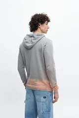 Canguro gris con capucha y cordones, con logo 'leap' estampado en el pecho.