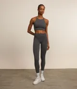 Calza deportiva gris acanalada sin costuras, de tiro alto.