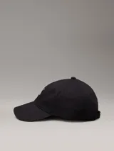 Gorra de béisbol Calvin Klein color negro, con visera curva y logo 'ck' bordado en blanco en la parte frontal. Cuenta con cierre ajustable en la parte posterior.