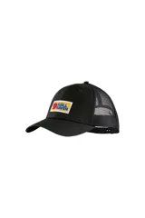 Gorra negra tipo trucker de Fjällräven, con logo rectangular de la marca en el panel frontal y paneles traseros de malla.