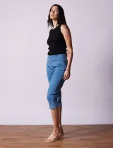 Jegging capri de algodón color azul denim, marca Erika. Tiene pretina elastizada, bolsillos delanteros simulados y bolsillos traseros aplicados.