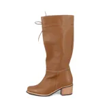 Bota de cuero color marrón con caña alta, taco de madera y cordones decorativos.
