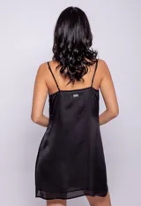 Vestido corto negro de satén con textura de rayas finas, escote con frunces y tirantes finos regulables.