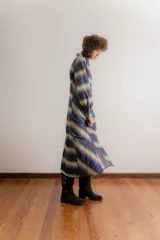 Vestido midi de corte camisero con cuello redondo, cierre frontal de botones y mangas largas. Confeccionado en popelina de algodón con un diseño de estampado a cuadros multicolor en disposición vertical y diagonal.