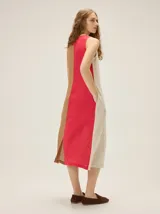 Vestido midi de lino de diseño tricolor en tonos marrón, fucsia y beige, sin mangas y con bolsillos laterales.