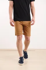 Bermuda de gabardina color marrón, con corte recto, bolsillos laterales y cierre frontal con botón.