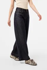 Jean wide leg de denim azul oscuro con tiro alto, corte de pierna ancha y costuras en contraste.