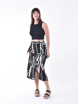 Musculosa corta negra de tejido de punto acanalado, con cuello redondo y sisas amplias.