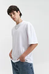 Remera blanca de manga corta con corte oversize y escote redondo.