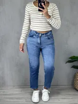 Pantalón de jean celeste de corte mom con lycra.