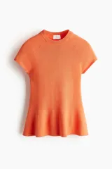 Top entallado de punto fino suave, color naranja, con cuello redondo acanalado, mangas raglán cortas y silueta acampanada con volados en la parte inferior.