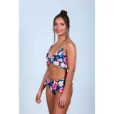 Bikini de dos piezas con estampado floral sobre fondo negro, compuesto por un top con volados y una bombacha de tiro medio con detalles de volados en los laterales.