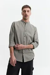 Camisa de hombre color gris con cuello mao, mangas largas y cierre abotonado. Confeccionada en algodón con look lino.