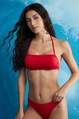 Top de bikini tipo bandeau color rojo, con tirante halter ajustable al cuello.