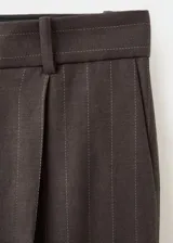 Pantalón de corte recto y tiro medio con diseño de raya diplomática, detalle de pinzas y bolsillos laterales.
