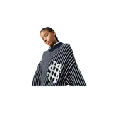Sweater de punto de rayas verticales azul marino y blancas, con cuello redondo y un monograma bordado en contraste en el pecho.