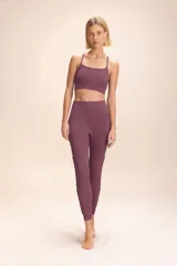 Top deportivo color borgoña con breteles finos, textura acanalada y detalle de trenzado hecho a mano en la espalda. Con copas removibles y tecnología seamless.