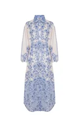 Vestido camisero midi Le Lis Blanc, con estampa floral en tonos azules sobre base blanca, cuello camisero, mangas largas abullonadas y cordón ajustable en la cintura.