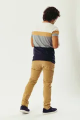 Pantalón de pana color gris topo, corte regular, con cinco bolsillos, cierre con botón y logo bordado.