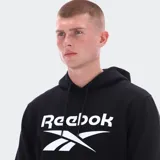 Canguro deportivo Reebok de color negro, con capucha ajustable mediante cordón, bolsillo tipo canguro en la parte frontal y el logotipo de la marca estampado en el pecho en color blanco.