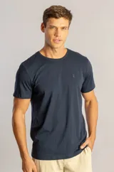 Camiseta de cuello redondo en color azul marino, confeccionada en algodón pima de alta calidad con un pequeño logo bordado en el pecho.
