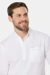 Camisa celeste de lino y algodón, de manga larga, corte slim, con cuello mao, medio abotonada y bolsillo en el pecho.