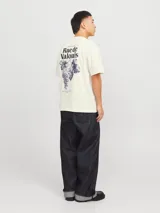 Remera de algodón color crudo, corte holgado, cuello redondo y manga corta. Estampa en la espalda con diseño de uvas y texto "Creative Studio Rue de Valois".