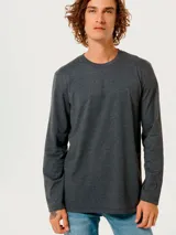Remera básica de manga larga en color azul oscuro, con cuello redondo y corte recto.