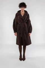 Gabardina marrón de largo medio, corte regular, fabricada en nailon repelente al agua.