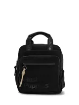 Mochila urbana negra de diseño compacto, confeccionada en material sintético resistente. Presenta doble asa superior con el nombre de la marca estampado, bolsillo frontal con cierre y tirador decorativo en color beige. Incluye el logo de la marca sutilmente aplicado en el frente.